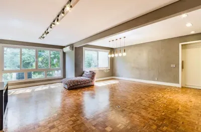 Apartamento com 3 dormitórios, sendo 1 suíte e 2 vagas no bairro Moinhos de Vento