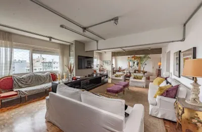 Apartamento de 248m2 com vista para o guaíba em prédio clássico da capital.
