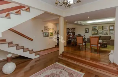 Casa de 4 dormitórios e 4 vagas a venda no bairro petropolis