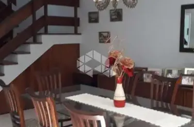Casa/sobrado, 4 quartos, garagem para 3 carros, laleira, churasqueira, hidromassagem.