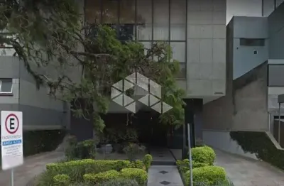 Conjunto de 2 salas comerciais, cozinha, banheiro, local previlegiado em edificio de alto padrão.