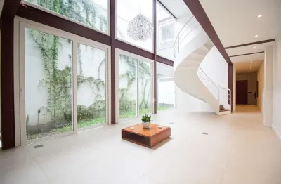 Casa reformada de 4 quartos e 2 vagas no bairro Centro Histórico