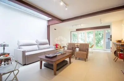 Casa reformada de 4 quartos e 2 vagas de garagem no bairro centro histórico