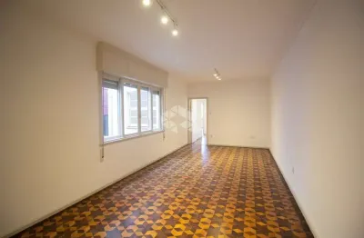 Apartamento de 101 m privativos e 3 quartos, sendo 01 suíte no bairro Independência