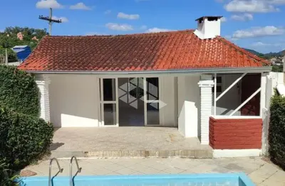 Casa reformada a venda com 03 dormitorios e piscina no bairro vila nova