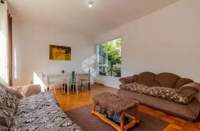 Casa, no andar térreo, living, 3 dormitórios, sendo uma suíte, banheiro social com hidromassagem