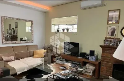 Casa de veraneio, plana, espaçoso living com lareira, 1 dormitório, banheiro social, cozinha.
