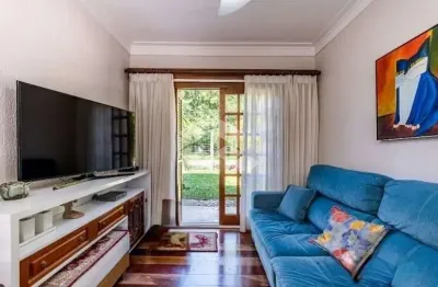 Casa de 149m2, com jardim, hall de entrada, living em piso de madeira