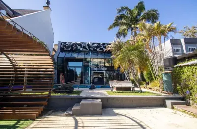 Casa à venda no bairro tristeza com 770m² privativos de 04 suítes piscina elevador e 04 vagas cobertas.