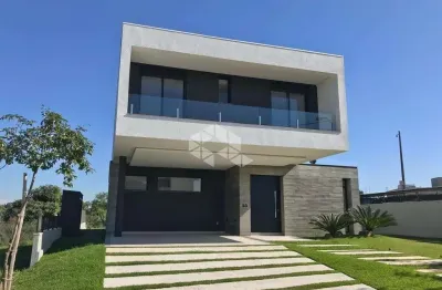 Casa com 03 suítes, espaço gourmet, pátio e piscina no alphaville