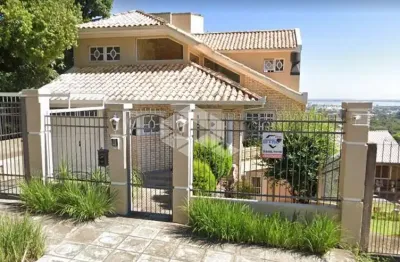 Casa sobrado no bairro vila nova, em porto alegre, com 3 dormitórios, suite e pátio com piscina