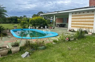 No terreno tem 03 casas todas aberbadas com escritura. Casa com 03 dormitorios, 03 suites, 03 vagas