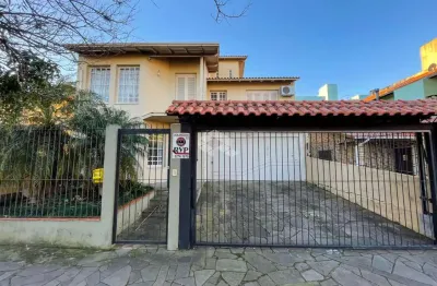 Casa 4 quartos, dependência completa, piscina, elevador, 4 vagas cobertas no cristal.