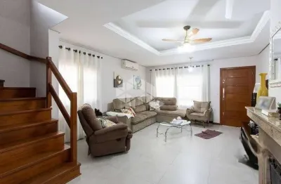 Casa com 3 dormitórios / suíte no andar térreo / 3 vagas de garagem /jardins do prado.
