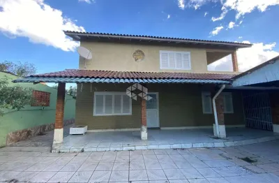 Sitío em meio a cidade, são 03 dormitórios, sendo um térreo (todos suíte), no bairro guarujá, zona sul de porto alegre.
