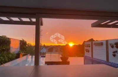 Casa com 4 suítes, piscina com borda infinita e vista para o guaíba, no bairro ipanema, zona sul de porto alegre