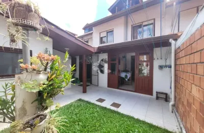 Excelente casa em condomínio fechado, na zona sul de porto alegre.