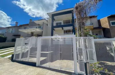 Casa estilo sobrado,  de 03 suítes, 02 vagas cobertas, opção para 4º dormitório