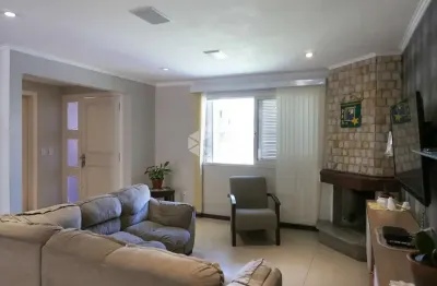 Casa com 03 dormitórios, uma suíte com closet, no lagos de nova ipanema