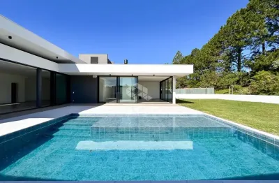 Casa no condomínio terra ville com 4 súites e 6 vagas de garagem