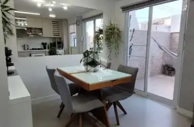 Casa em condomínio na cavalhada ao lado do residencial jardim do sol! casa ensolarada, totalmente reformada, com 79m² privativos