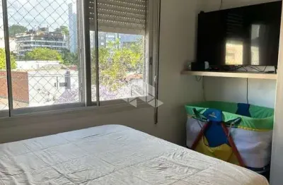 Menino deus - apartamento reformado com 2 dormitórios, 1vg. e baixo custo condominial!