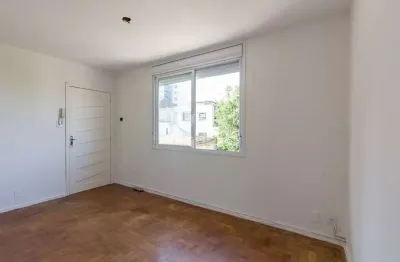 Apartamento de 2 dormitórios no bairro rio branco com vaga a metros do parque da redenção