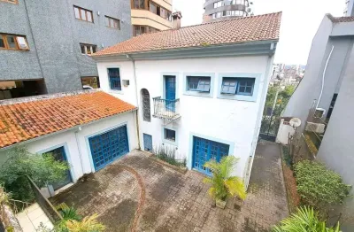 Casa em estilo colonial à venda no bairro bela vista em porto alegre