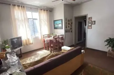 Amplo apartamento de três dormitórios com sacada de frente em petrópolis