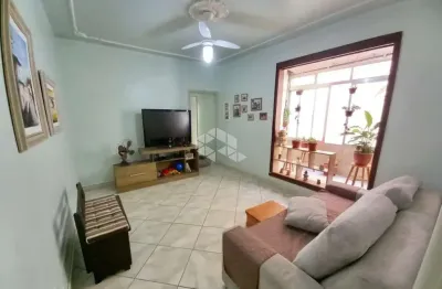 Apartamento 3 dormitórios frente com sacada, living, 1 lance de escada.