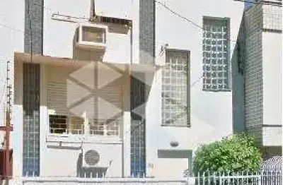 Predio inteiro de 3 andares com 2 apartamentos e 3 vagas de garagem.