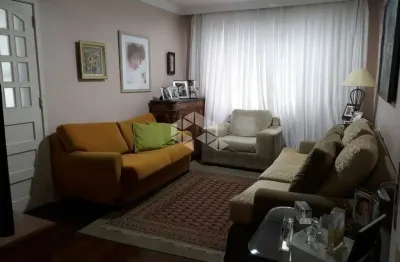 Predio inteiro de 3 andares com 2 apartamentos e 3 vagas de garagem.