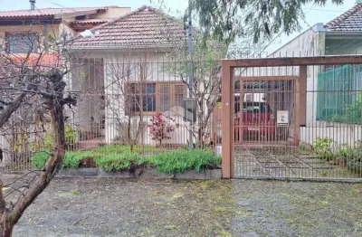 Casa 2 dormitórios, 2 banheiros, 6 vagas, pátio, churrasquiera, lavanderia, gradeada,