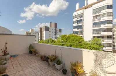 Cobertura com 4 dormitórios, 01 suíte e excelente localização.