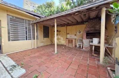 Casa na rua voltaire pires a venda bairro santo antônio, porto alegre/rs