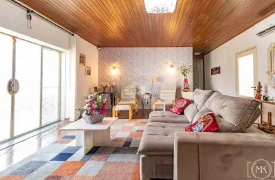 Casa residencial com 02 pavimentos, composta de 04 dormitórios sendo 2 suítes e com 02 vagas de garagem no bairro santana