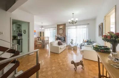 Casa residencial excelente com 3 dormitórios/quartos ( 1 suíte com closet )