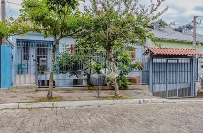 Casa com 5 dormitórios, 1 vaga, 244 m², com pátio, bairro vila nova - porto alegre