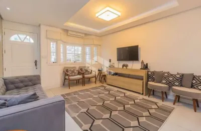 Sobrado 2 dormitórios, 1 suíte, 2 vagas, Jardim Itú, Porto Alegre