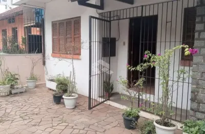 Sobrado no bairro petrópolis em porto alegre com 4 dormitórios  próximo da protasio