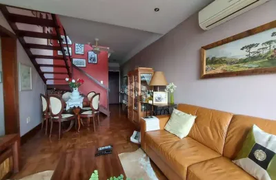 Cobertura de 2 dormitórios, living em parquet, banheiro social, cozinha montada e w.c.auxiliar