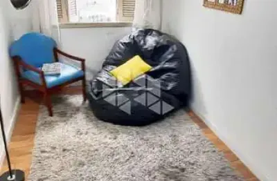 Apartamento 1 dormitório (sub-solo) com um pequeno pátio no bairro floresta.