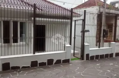 Casa sobrado 03 dormitórios, 03 banheiros, 03 vagas, patio com churrasqueira em porto alegre/rs