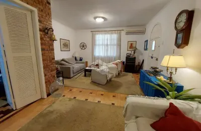 Casa residencial com 280m2, santo antônio, porto alegre.