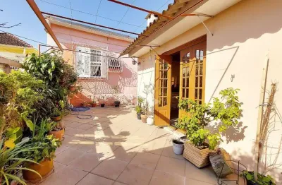 Casa com 3 quartos à venda na Rua Coronel Neves, 525, Medianeira, Porto Alegre