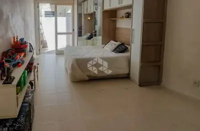 Amplo jk térreo, com 46 m², com jardim de inverno e área de serviço fechada, bairro santa cecília - porto alegre