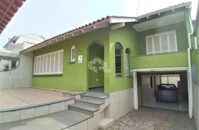 Casa com 5 dormitórios, 1 suíte, sacada, pátio, churrasqueira, piscina e 2 vagas de garagem  no bairro vila ipiranga, em porto alegre