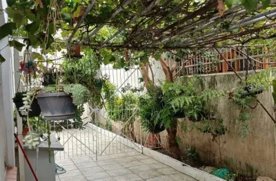 Casa plana com 4 dormitórios , salão de festas e pátio gigante