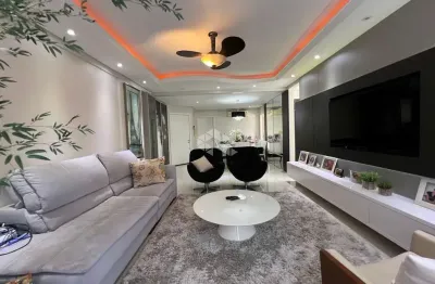 Apartamento no centro com ampla sacada e 03 dormitórios (01 suíte)