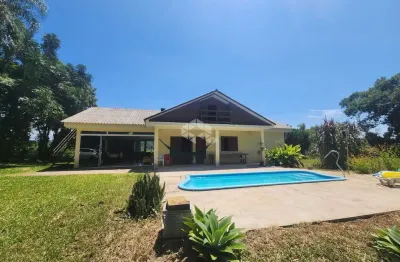 Chácara com 03 dormitórios e piscina em linha pinheiral